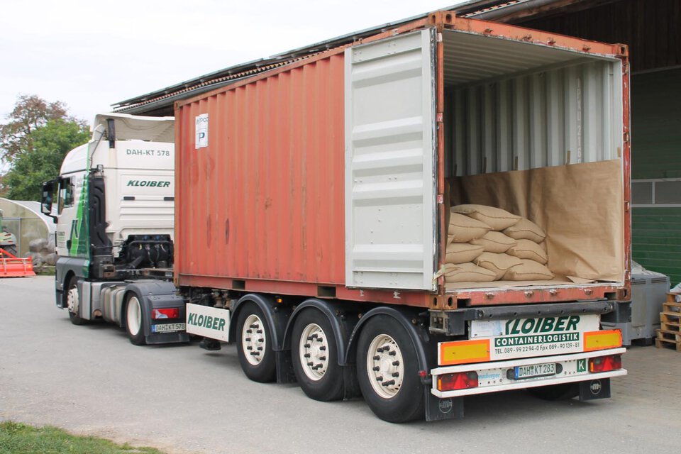 Ankunft ds Rohkaffees als sackware bei Rieger-Hofmann